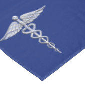 Chrome als Caduceus medisch symbool op Navy Blue Tafelkleed (Gekanteld)