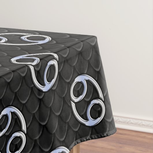 Chrome als kankerdiersymbool op slangenhuid tafelkleed (Voorbeeld)