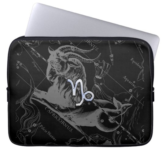 Chrome als Steenbok Sterrenbeeld op Hevelius Laptop Sleeve (Voorkant)