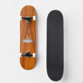Chrome als Vissende boat op het houtsdek van Teak Skateboard (Voorkant)