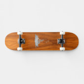 Chrome als Vissende boat op het houtsdek van Teak Skateboard (Horizontaal)