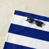 Chrome Anchor op Nautical Navy Blue Stripes Print Strandlaken (In situ)