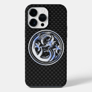 Chrome Draken Crest op Koolstofvezel iPhone 14 Pro Max Hoesje