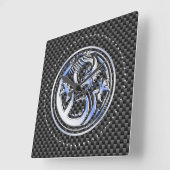 Chrome in Dragon badge on Carbon Fiber Print Vierkante Klok (Hoek)