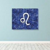 Chrome like Leo Sign on Navy Blue Digital Camo Canvas Afdruk (Insitu (Houten vloer))
