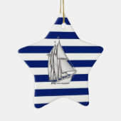 Chrome like Sailboot on Nautical Stripes Keramisch Ornament (Rechts)