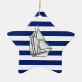 Chrome like Sailboot on Nautical Stripes Keramisch Ornament (Voorkant)