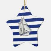 Chrome like Sailboot on Nautical Stripes Keramisch Ornament (Links)
