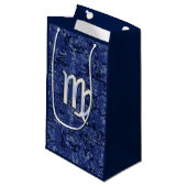 Chrome like Virgo Zodiac Sign on Blue Digital Camo Klein Cadeauzakje (Voorkant Gekanteld)