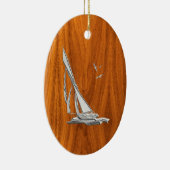 Chrome Regatta Sailboot op Teak Veneer Styles Keramisch Ornament (Rechts)