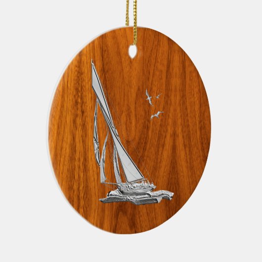 Chrome Regatta Sailboot op Teak Veneer Styles Keramisch Ornament (Rechts)