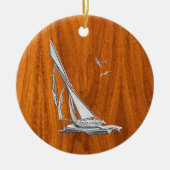 Chrome Regatta Sailboot op Teak Veneer Styles Keramisch Ornament (Voorkant)