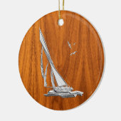 Chrome Regatta Sailboot op Teak Veneer Styles Keramisch Ornament (Links)