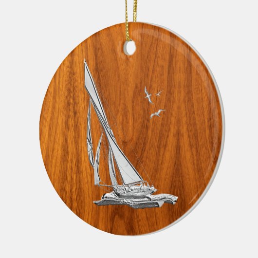 Chrome Regatta Sailboot op Teak Veneer Styles Keramisch Ornament (Links)