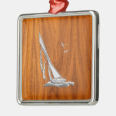 Chrome Regatta Sailboot op Teak Veneer Styles Metalen Ornament (Links)