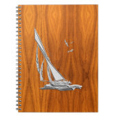 Chrome Regatta Sailboot op Teak Veneer Styles Notitieboek (Voorkant)