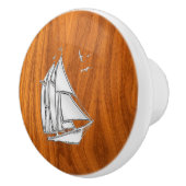 Chrome Sailboot op Teak Wood Grain Print Keramische Knop (Rechts)