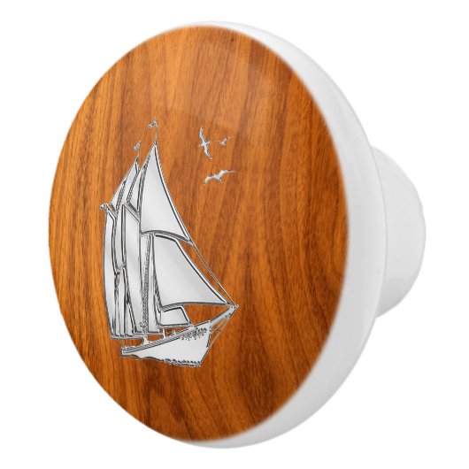 Chrome Sailboot op Teak Wood Grain Print Keramische Knop (Rechts)