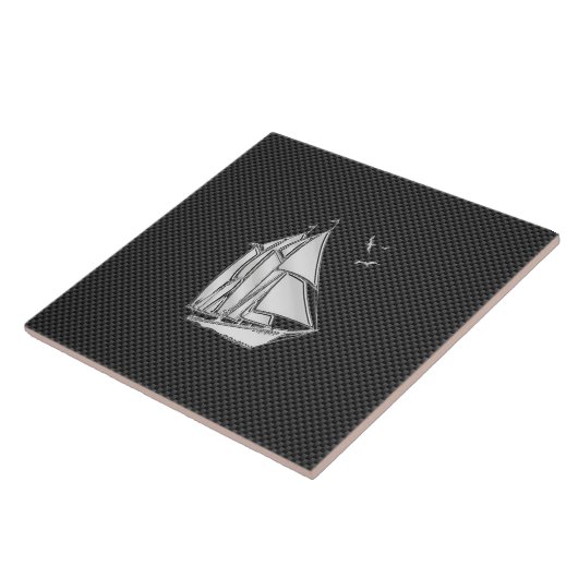 Chrome Silver-achtige zeilboot op koolstofvezel Tegeltje (Zijkant)