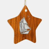 Chrome Silver als Sailboot op Teak Veneer Keramisch Ornament (Rechts)