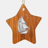 Chrome Silver als Sailboot op Teak Veneer Keramisch Ornament (Links)