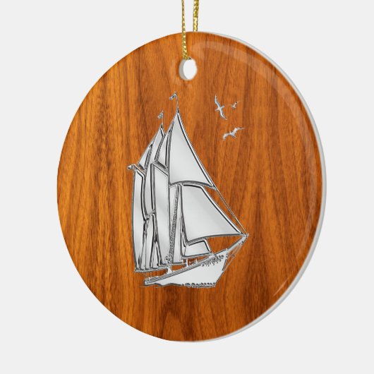 Chrome Silver als Sailboot op Teak Veneer Keramisch Ornament (Links)