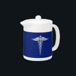 Chrome Style Caduceus Medical Symbool op Navy Blue Theepot<br><div class="desc">Het symbolische zilveren Chrome zoals het medische symbool van Caduceus, hier voorgesteld op een blauw marineschip. De caduceus-slangen zijn zo ontworpen dat ze eruit zien alsof ze van chroom zijn gemaakt. Goed voor een afstuderen, een verklaring voor je beroep, of voor een cadeau met die medische zorg die je zoekt....</div>