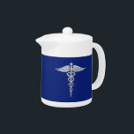 Chrome Style Caduceus Medical Symbool op Navy Blue Theepot<br><div class="desc">Het symbolische zilveren Chrome zoals het medische symbool van Caduceus, hier voorgesteld op een blauw marineschip. De caduceus-slangen zijn zo ontworpen dat ze eruit zien alsof ze van chroom zijn gemaakt. Goed voor een afstuderen, een verklaring voor je beroep, of voor een cadeau met die medische zorg die je zoekt....</div>