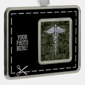 Chrome Style Caduceus Symbool op Green Camouflage Verzilverd Omlijst Ornament (Rechts)