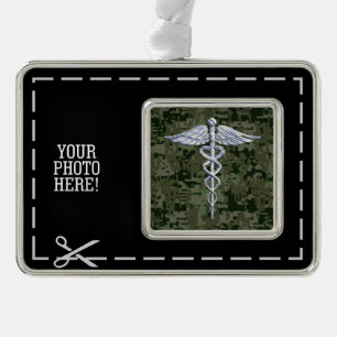 Chrome Style Caduceus Symbool op Green Camouflage Verzilverd Omlijst Ornament