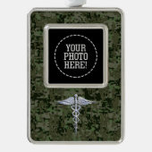 Chrome Style Caduceus Symbool op Green Camouflage Verzilverd Omlijst Ornament (Voorkant)