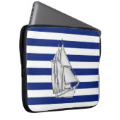 Chrome Style Sailboot op Nautical Stripes Laptop Sleeve (Voorkant Rechts)