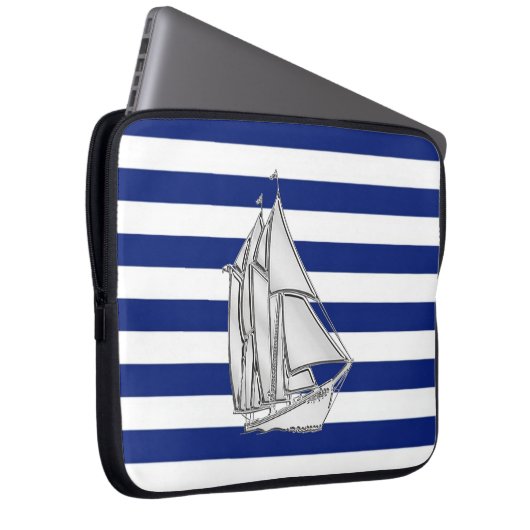 Chrome Style Sailboot op Nautical Stripes Laptop Sleeve (Voorkant Rechts)
