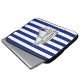 Chrome Style Sailboot op Nautical Stripes Laptop Sleeve (Voorkant onderkant)