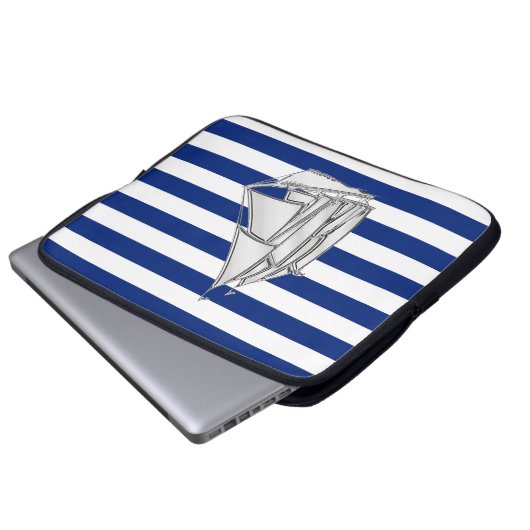 Chrome Style Sailboot op Nautical Stripes Laptop Sleeve (Voorkant onderkant)