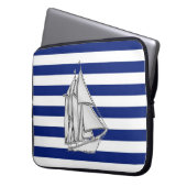 Chrome Style Sailboot op Nautical Stripes Laptop Sleeve (Voorkant Links)