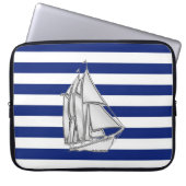 Chrome Style Sailboot op Nautical Stripes Laptop Sleeve (Voorkant)