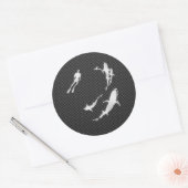 Chroom als duiker met haaien op koolstofvezel ronde sticker (Envelop)