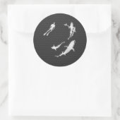 Chroom als duiker met haaien op koolstofvezel ronde sticker (Tas)