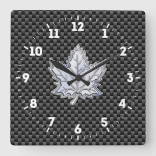 Chroom als een aple lef op een zwarte koolstofveze vierkante klok