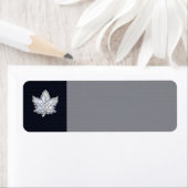 Chroom als leder van een aple op koolstofvezel afd etiket (Insitu)