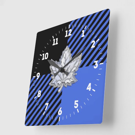 Chroom Like Maple Leaf on Blue Buffalo Check on a Vierkante Klok (Hoek)