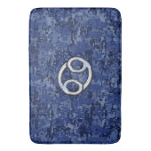 Chroom zoals het Teken van Kanker op Blauwe Badmat (Voorkant Verticaal)