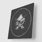 Chroomachtige piraat op zwarte koolstofvezel vierkante klok (Hoek)