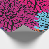 chrysanten met meerdere kleuren op zwart verpakkin cadeaupapier (Hoek)