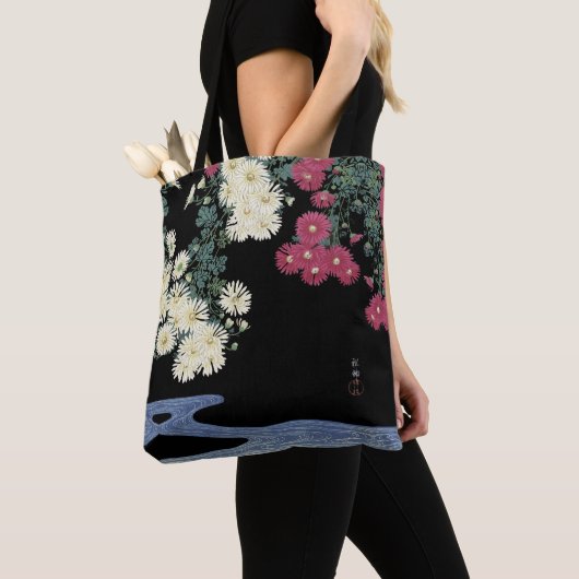 Chrysanthema's, stromend water, Japanse Floral Tote Bag (Dichtbij)