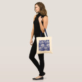 Chrysanthemum Blue, William Morris Tote Bag (Voorkant (model))