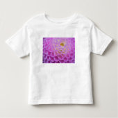 Chrysanthemumbloemdecoratie op graf in kinder shirts (Voorkant)