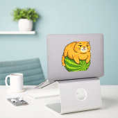 Chubby Cat op Watermelon Meme Shirt Sticker (Laptop op bureau)
