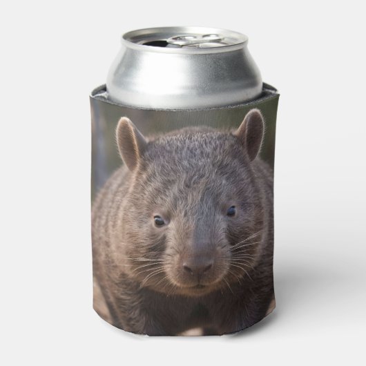 Chubby Charm: de Schattige Australische wombat Blikjeskoeler (Blikje Voorkant)